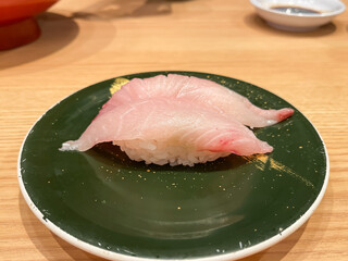 日本の寿司。新鮮なブリの握り寿司。