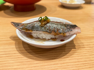 日本の寿司。新鮮なアジの握り寿司。