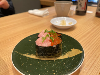 日本の寿司。マグロのねぎとろとイクラが乗った軍艦巻き寿司。