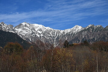 秋の上高地　紅葉と雪化粧