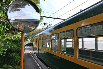 月潟駅構内に展示されたレトロな電車（新潟県新潟市南区）