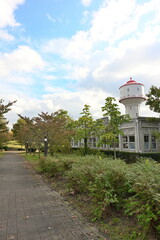 長岡市水道公園の建物と秋の景観（新潟県長岡市）