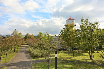長岡市水道公園の建物と秋の景観（新潟県長岡市）