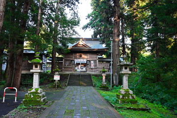石段の先に建つ蒼紫神社の社殿（新潟県長岡市） © UI_forever