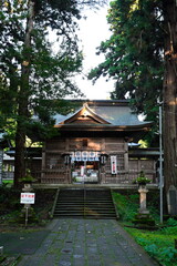 石段の先に建つ蒼紫神社の社殿（新潟県長岡市）