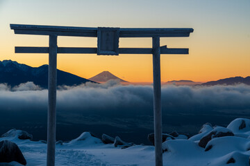 冬の霧ケ峰高原車山山頂から夜明けの富士山