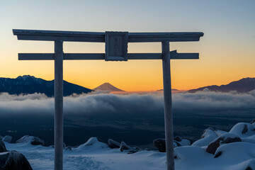 冬の霧ケ峰高原車山山頂から夜明けの富士山