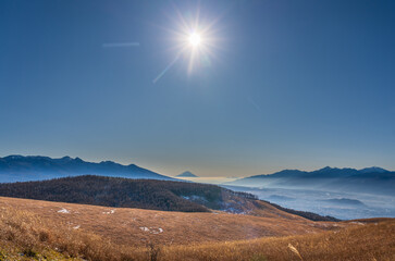 冬の霧ヶ峰高原から白く輝く霧氷と富士山