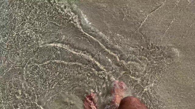marcher dans le sable sur la plage vid&eacute;o 4K