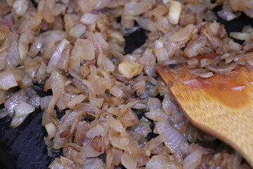 フライパンでみじん切りにした玉ねぎを炒めている写真