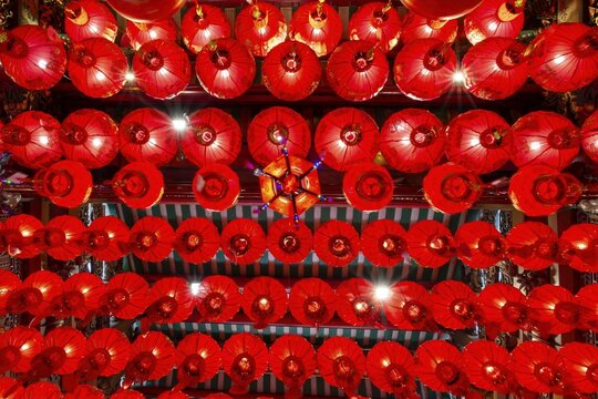 Traditional Chinese lanterns, numerous lanterns hanging from the ceiling, Wat Mangkon Kamalawat, Yaowarat Road, Chinatown, Bangkok, Thailand