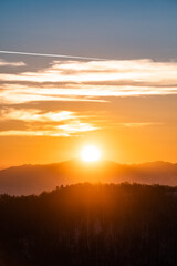 Obraz premium Golden sun setting over mountain horizon creating warm light