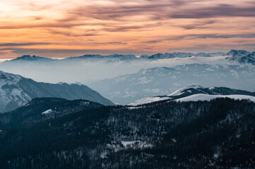 Obraz premium Winter mountain range showing layers of snow and fog
