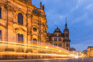 Stra&szlig;enbahn bei Nacht vor Hofkirche und Schloss in der Altstadt von Dresden