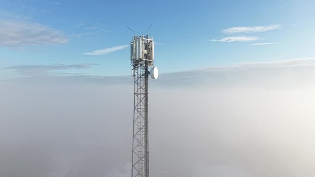 Lattice mast supporting signal transmission equipment