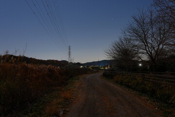 田舎の夜の曲がり道と星空