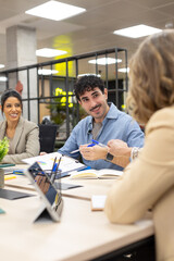 Obraz premium Business colleagues collaborating during a corporate meeting