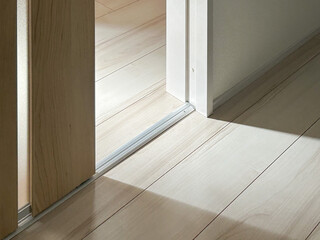 床に当たるドアの外から差し込んだ太陽の光	