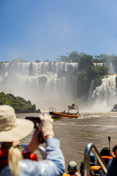 Paseo en bote por el rio Iguaz&uacute; y cascadas de fondo