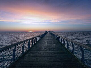 Naklejka premium Symmetry on Groemitz pier at dusk