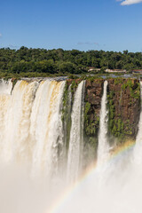 Cataratas y arco&iacute;ris 