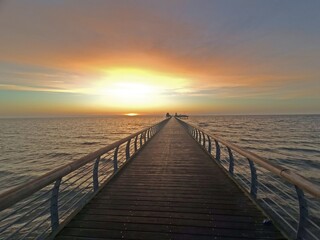 Obraz premium Symmetry on Groemitz pier at dusk