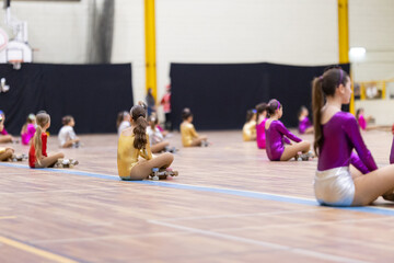 Obraz premium Young girls training roller skating learning discipline