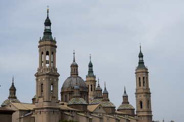 Obraz premium Historical architecture with towers and domes under cloudy sky