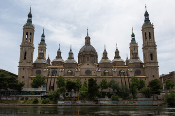 Fototapeta premium Grand basilica by the river in Zaragoza