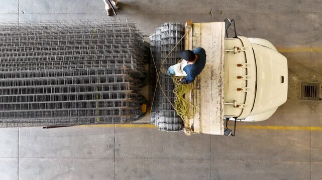 Interior de bodega industrial con materiales y camiones