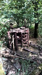 Ancienne machine m&eacute;canique rouill&eacute;e en for&ecirc;t