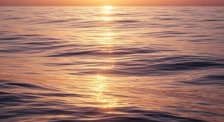 Obraz premium Golden hour ocean waves reflecting sunlight, creating a serene and peaceful scene.