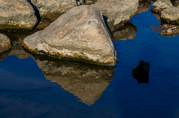 Rocas mir&aacute;ndose en el agua cual Narciso mitol&oacute;gico