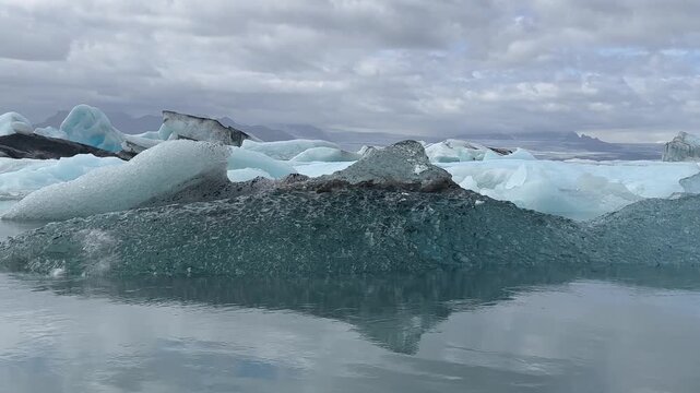 iceberg in jokulsarlon iceland