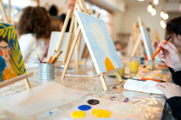 Mothers and children painting at art workshop © Alfonso Soler