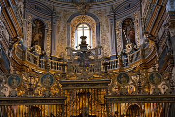 Obraz premium Ornate church interior with golden details