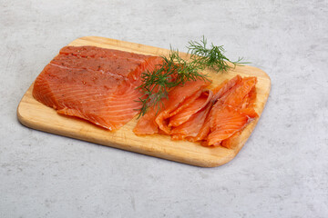 Geschnittener Graved Lachs auf einem Holzbrett serviert 