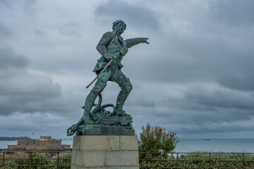 Obraz premium Bronze statue in Saint-Malo pointing to Great Britain, Bretagne France