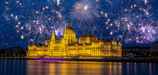 Naklejka premium fireworks display over parliament New Year celebrations in Budapest