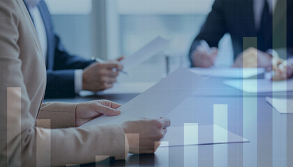 営業成績のグラフを確認するビジネス会議の様子