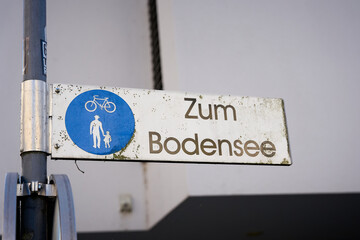 Wegweiser in Richtung Bodensee in Bregenz mit der deutschen Aufschrift zum Bodensee 