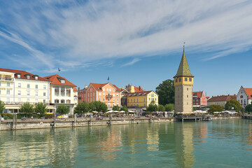Blick auf Lindau mit Uferpromenade und Mangturm am bayerischen Teil des Bodensees in Deutschland
