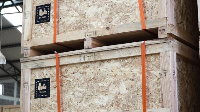 Fabrica de empaques de cart&oacute;n y tarimas de madera para log&iacute;stica industrial 