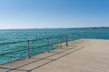 Uferpromenade mit Gel&auml;nder auf der kleinen Seemole im Hafen von Bregenz in &Ouml;sterreich am Bodensee