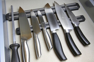 Sechs K&uuml;chenmesser auf der Magnetleiste in Schublade mit Abziehstahl; saubere, sichere und platzsparende Aufbewahrung f&uuml;r K&uuml;chenarbeit.