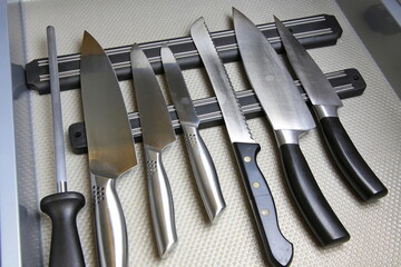 Sechs K&uuml;chenmesser auf der Magnetleiste in Schublade mit Abziehstahl; saubere, sichere und platzsparende Aufbewahrung f&uuml;r K&uuml;chenarbeit.