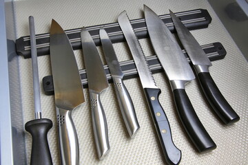 Sechs K&uuml;chenmesser auf der Magnetleiste in Schublade mit Abziehstahl; saubere, sichere und platzsparende Aufbewahrung f&uuml;r K&uuml;chenarbeit.