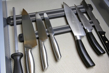 Sechs K&uuml;chenmesser auf der Magnetleiste in Schublade mit Abziehstahl; saubere, sichere und platzsparende Aufbewahrung f&uuml;r K&uuml;chenarbeit.