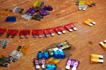 Bunte Flachsicherungen mit Ampere Kennzeichnungen f&uuml;r den Schutz von Auto-Stromkreisen.