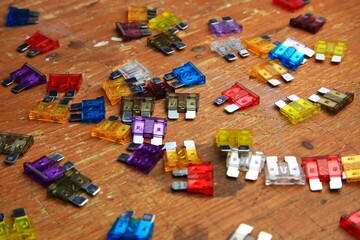 Bunte Flachsicherungen mit Ampere Kennzeichnungen f&uuml;r den Schutz von Auto-Stromkreisen.